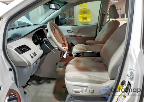 2012 Toyota Sienna z USA, uszkodzony, nr VIN 5TDYK3DC4CS259238